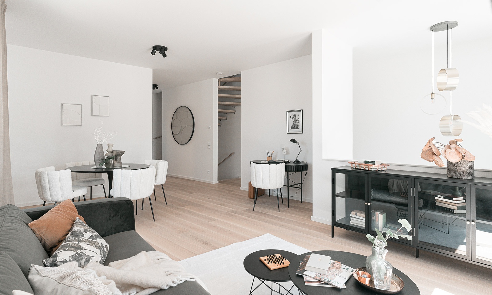 Ein geräumiges Wohnzimmer