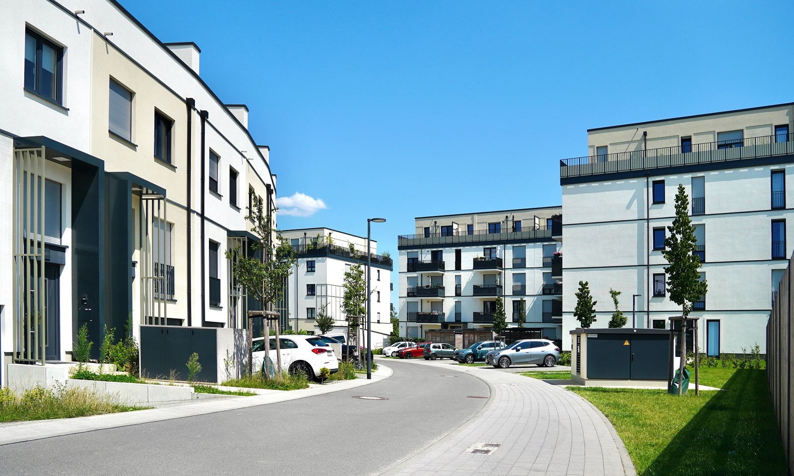 Ein Blick in das Quartier HUGOS mit Reihenhäusern und Wohnungen