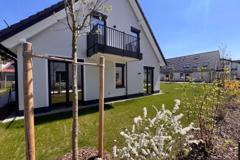 Doppehlhaushälfte 1 im April