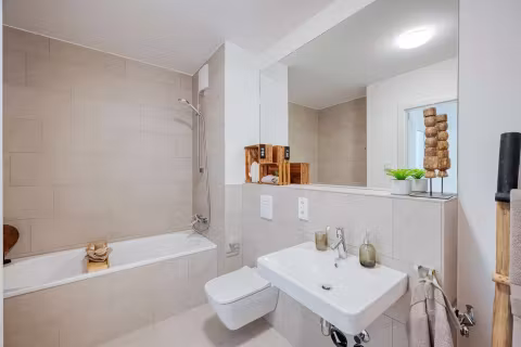 79080-1441224-o3icdMKsJSsci4j3HfGmktbQ-06_Markenbad-mit-Wanne-oder-Dusche