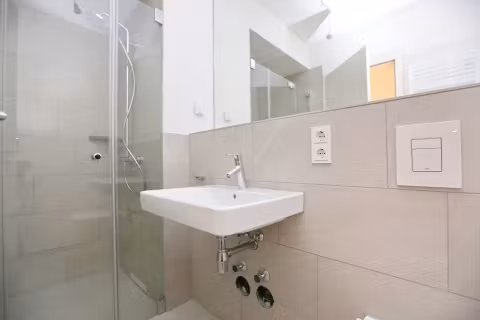 79080-1441224-wQpxE7xWg1svcBCRaKVtvL5j-Gaste-Bad-mit-Dusche