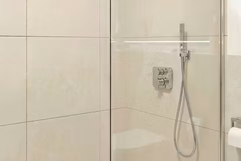 79162-4488111-ZLDWFQSYaVn5RiPaxqGnjHPC-Dusche