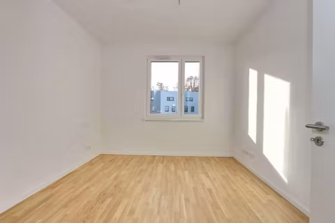 79366-1737825-GBVVmvewLLKH6wk4LUsjpZkJ-Eichenparkett-in-allen-Zimmern