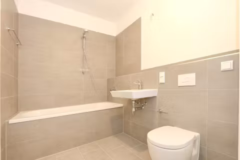 79366-1737825-vb5FJifmybeuiwmhdxtz71zN-Markenbad-mit-Wanne