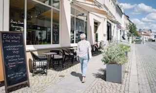 foto-frau-burgersteig-cafe-muellrose_1600x960