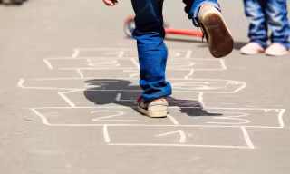 Emotionsbild Kinder Huepfspiel auf Weg_1600x960