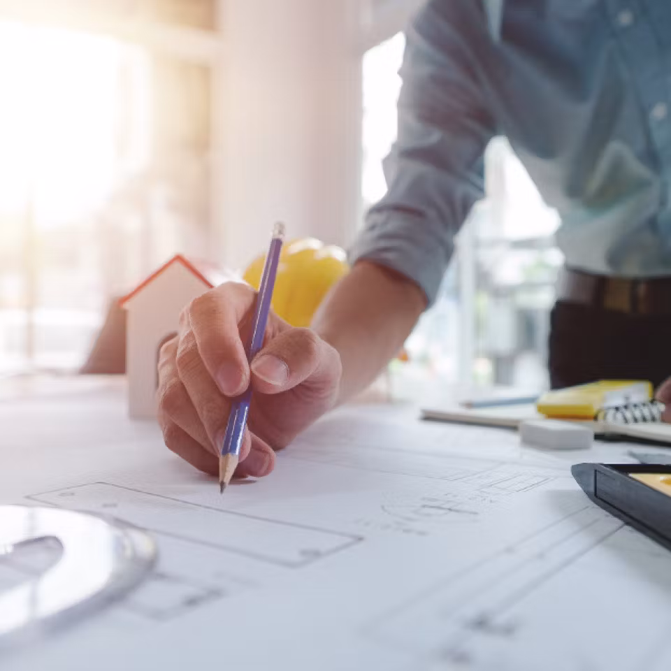 Architekt plant Wohnbauprojekt